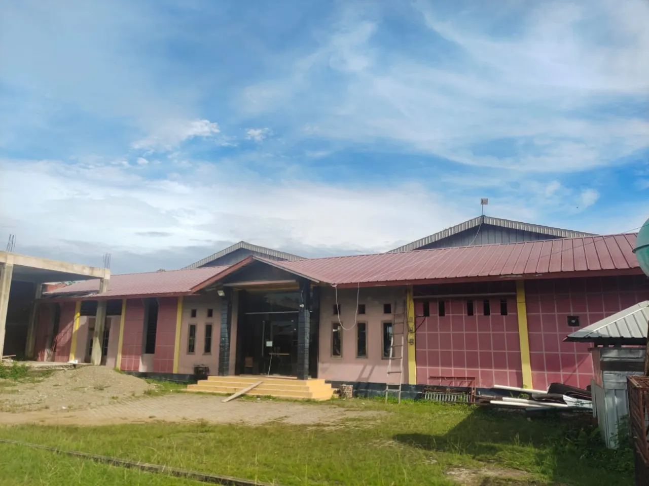 Lapangan Futsal Disewakan untuk Gudang di Jl. Soekarno Hatta Lampeuneurut Aceh Besar / Banda Aceh ; Halaman Sangat Luas
