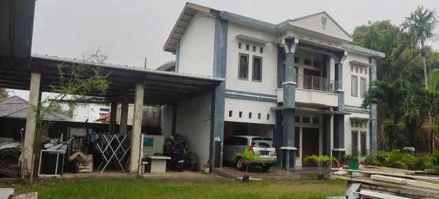 Dijual Rumah 2 Lantai dekat Jln Banda Aceh-Medan di Aceh Besar ; Halaman Luas & Asri