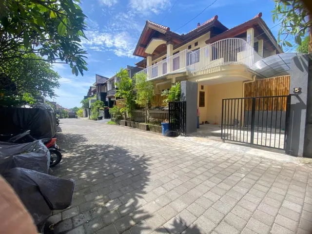 Dijual Villa Cantik 2 Lantai ; Include Perabotan + Kolam Renang di Badung Kerobokan Bali