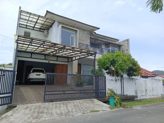 JUAL RUMAH MEWAH DUA LANTAI KOMPLEK AJUN, 50 Meter DENGAN JL. DUA JALUR UTAMA