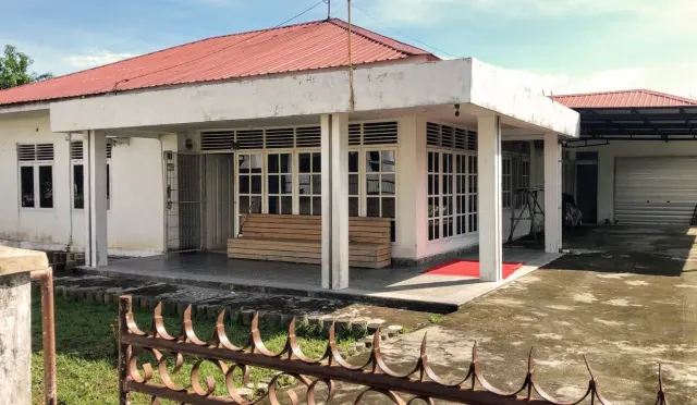 Dijual Rumah di Jl. Purnawirawan Geuceu Komplek Banda Aceh ; Halaman Luas & Posisi Cantik Hook