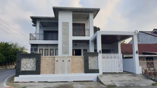 Disewakan Rumah 2 Lantai di Geuceu Komplek Banda Aceh